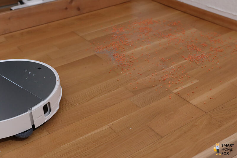 Roborock Saros 10 saugt Linsen im Saugtest vom Parkett